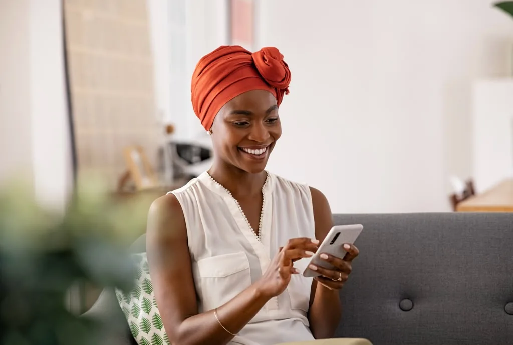 Entrepreneure utilisant un smartphone
