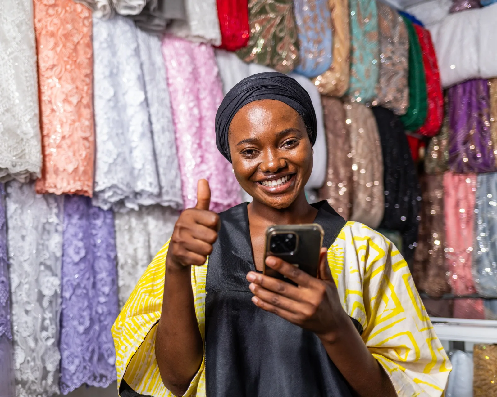Commerçante utilisant son téléphone dans une boutique