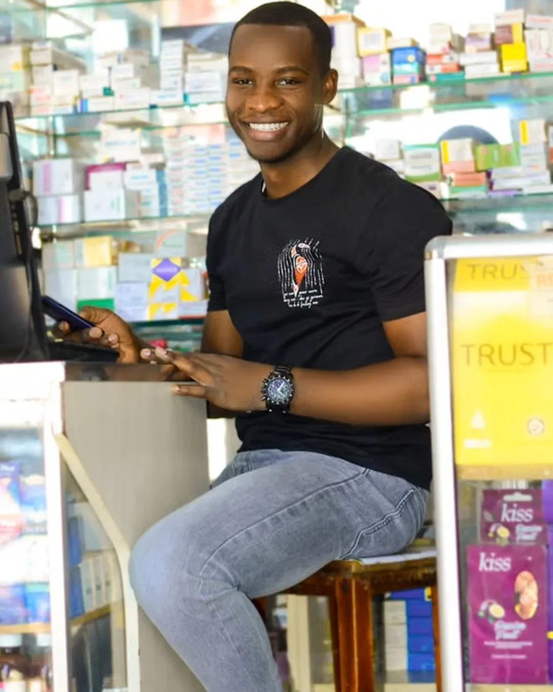 Entrepreneur dans son commerce utilisant un téléphone